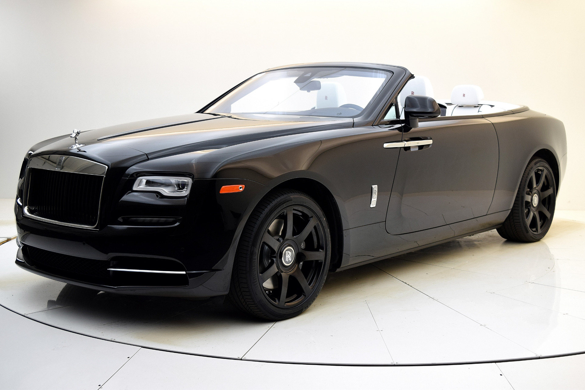 Ăn cắp xe RollsRoyce Dawn nhưng không biết sử dụng nhóm thanh niên phải  bỏ của chạy lấy người