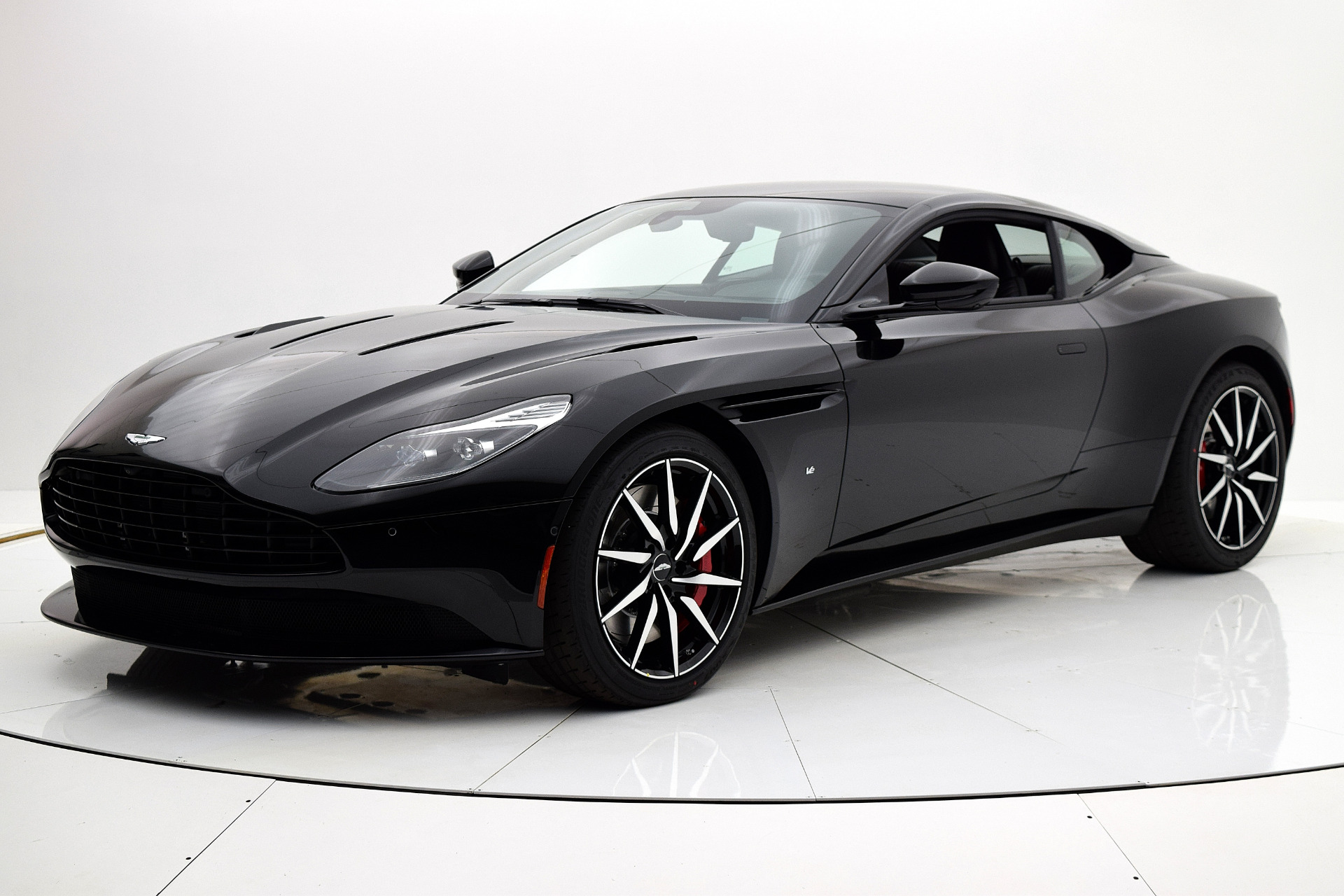 Aston Martin db11 2021