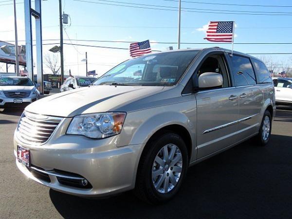 Used 2016 Chrysler Town & Country Touring for sale Sold at Rolls-Royce Motor Cars Philadelphia in Palmyra NJ 08065 3