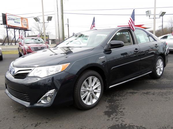 Used 2014 Toyota Camry Hybrid XLE for sale Sold at Rolls-Royce Motor Cars Philadelphia in Palmyra NJ 08065 3